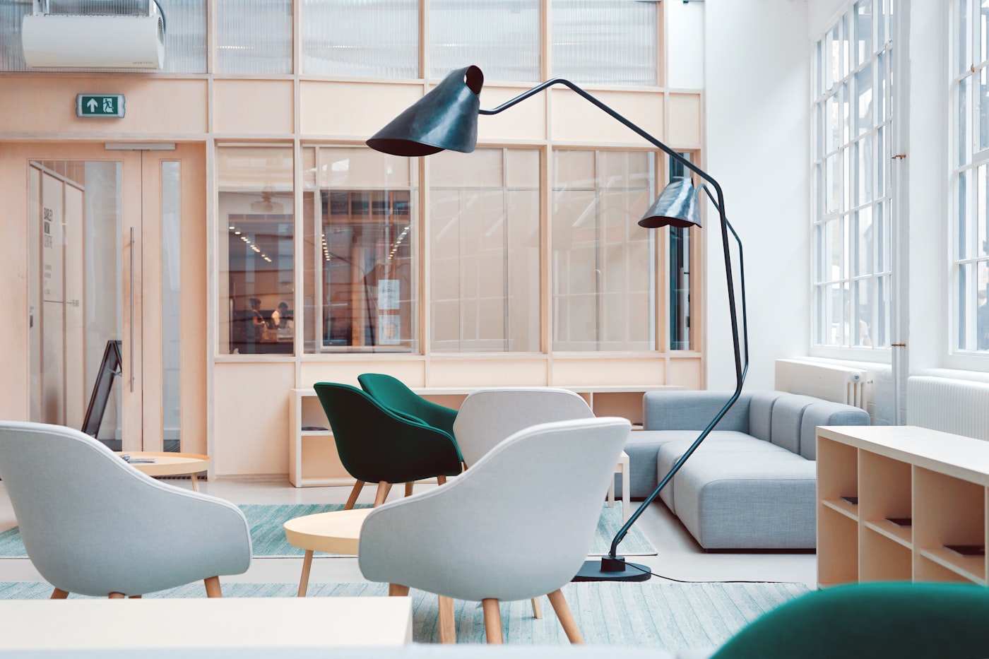 Espaço de atendimento acolhedor e iluminado, com poltronas confortáveis e luz natural